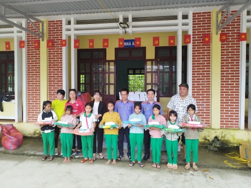 VKSND KHU VỰC 7 PHỐI HỢP CÙNG MẠNH THƯỜNG QUÂN TRAO QUÀ CHO HỌC SINH TẠI XÃ TRÀ TÂN VÀ XÃ THĂNG PHÚ