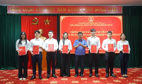 Viện kiểm sát nhân dân thành phố Đà Nẵng tổ chức thông báo các quyết định tuyển dụng và phân công công tác đối với công chức nghiệp vụ kiểm sát