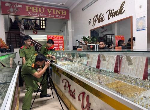 VKSND Khu vực 2 tiến hành khám nghiệm hiện trường và tham gia nhận dạng vụ cướp giật tài sản