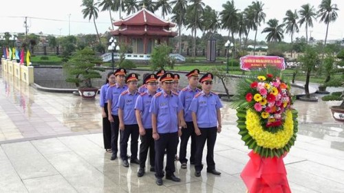 Chi đoàn Viện Kiểm sát nhân dân khu vực 10 – Đà Nẵng viếng hương tại Nghĩa trang liệt sĩ Điện Bàn nhân Ngày truyền thống Quân đội nhân dân Việt Nam (22/12/1944 – 22/12/2025)