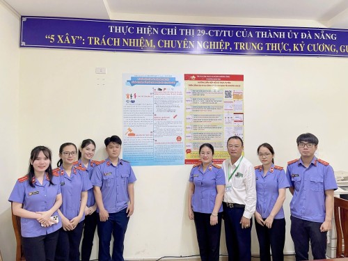 Viện Kiểm sát nhân dân khu vực 2 triển khai dán áp phích tuyên truyền về thí điểm khởi kiện bảo vệ nhóm dễ bị tổn thương và lợi ích công