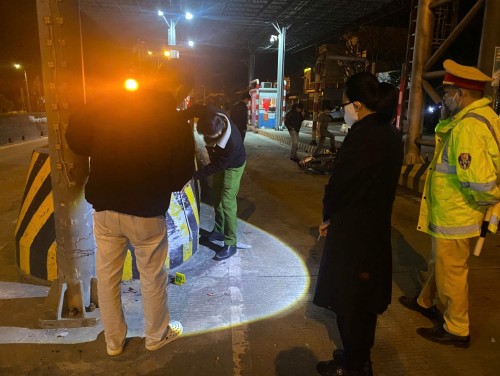 Kiểm sát viên VKSND khu vực 10 – Đà Nẵng tham gia khám nghiệm hiện trường vụ tai nạn giao thông đường bộ nghiêm trọng trên địa bàn thành phố Đà Nẵng