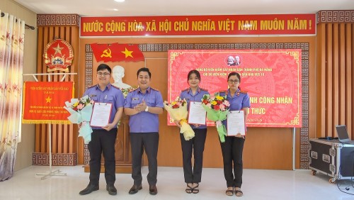 Chi bộ Viện kiểm sát nhân dân khu vực 10 công bố và  trao quyết định công nhận đảng viên chính thức