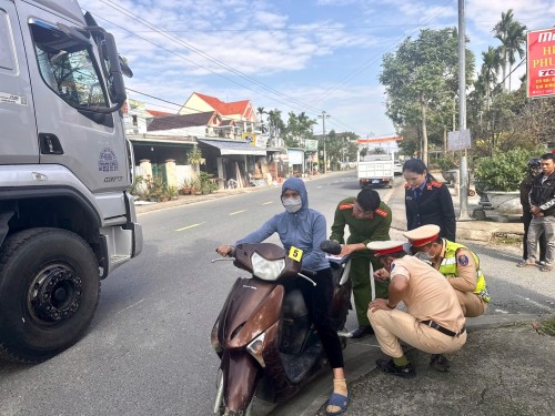 Kiểm sát viên tham gia thực nghiệm hiện trường vụ “Vi phạm quy định về tham gia giao thông đường bộ” tại xã Nam Phước, thành phố Đà Nẵng
