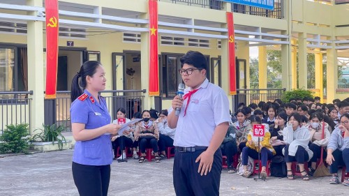 VIỆN KIỂM SÁT NHÂN DÂN KHU VỰC 10 – ĐÀ NẴNG TUYÊN TRUYỀN PHÁP LUẬT VỀ PHÁO NỔ TẠI TRƯỜNG THCS VÕ NHƯ HƯNG