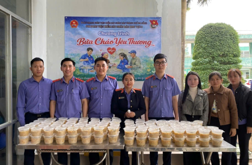 CHI ĐOÀN VKSND KHU VỰC 5 TỔ CHỨC PHÁT CHÁO THIỆN NGUYỆN TẠI BỆNH VIỆN ĐA KHOA QUẢNG NAM