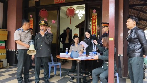 Kiểm sát viên VKSND khu vực 2 – Đà Nẵng tham gia kiểm sát việc cưỡng chế tài sản trong thi hành án dân sự