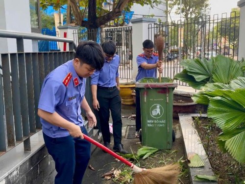 CHI ĐOÀN VKSND KHU VỰC 2: SÔI NỔI CÁC HOẠT ĐỘNG RA QUÂN DỌN DẸP VỆ SINH, LÀM ĐẸP KHUÔN VIÊN CƠ QUAN