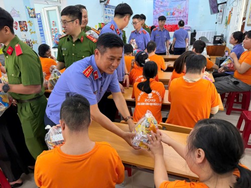 Chi đoàn Viện Kiểm sát nhân dân khu vực 3 – Đà Nẵng thực hiện Chương trình “Xuân yêu thương năm 2026” tại Trung tâm bảo trợ nạn nhân chất độc da cam và trẻ em bất hạnh thành phố Đà Nẵng