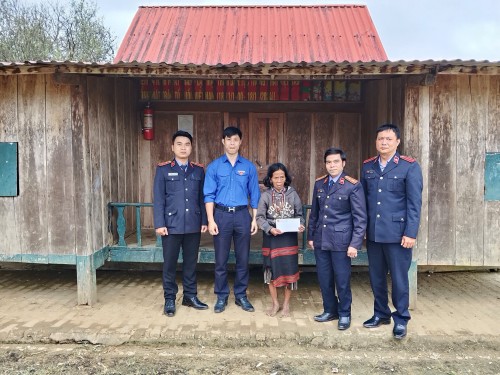 VKSND KHU VỰC 12 THĂM HỎI VÀ TẶNG QUÀ CHO HỘ GIA ĐÌNH BỊ ẢNH HƯỞNG DO SẠT LỞ TẠI THÔN PỨT, XÃ HÙNG SƠN, THÀNH PHỐ ĐÀ NẴNG.