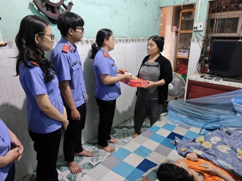 Ấm áp nghĩa tình Xuân Bính Ngọ: VKSND khu vực 2 trao quà cho gia đình nạn nhân chất độc màu da cam và hai em học sinh có hoàn cảnh khó khăn