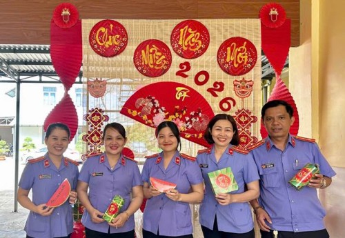 CHI ĐOÀN VKSND KHU VỰC 10 TỔ CHỨC DỌN DẸP, TRANG TRÍ CƠ QUAN ĐÓN XUÂN BÍNH NGỌ 2026