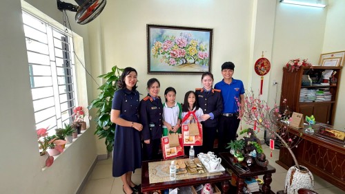 CHI ĐOÀN VKSND KHU VỰC 1 – ĐÀ NẴNG TRAO QUÀ HỖ TRỢ TRẺ EM CÓ HOÀN CẢNH KHÓ KHĂN TRONG KHUÔN KHỔ CHƯƠNG TRÌNH “HEO ĐẤT TÌNH THƯƠNG”