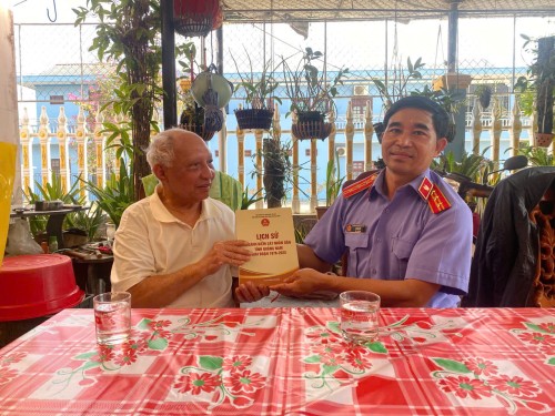 VIỆN KIỂM SÁT NHÂN DÂN KHU VỰC 12 – THÀNH PHỐ ĐÀ NẴNG THĂM VÀ TẶNG QUÀ CÁN BỘ HƯU TRÍ NHÂN DỊP TẾT NGUYÊN ĐÁN BÍNH NGỌ