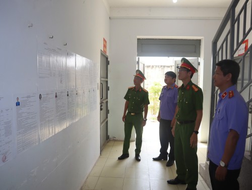 Hình 1 Đồng chí Viện Phó Giam thị Trại tạm giam số 1 CA TP Đà Nẵng kiểm tra công tác chuẩn bị bầu cử