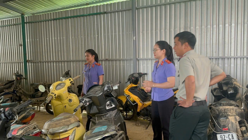 VKSND khu vực 10 trực tiếp kiểm sát thi hành án dân sự một mặt đối với vật chứng tại Phòng Thi hành án dân sự khu vực 10.