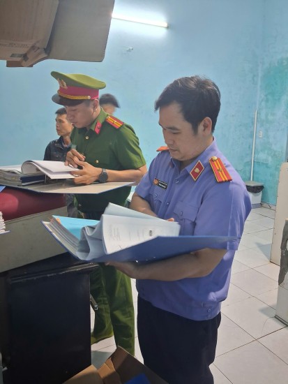 Viện KSND khu vực 4 kiểm sát việc khám xét vụ Mua bán trái phép hoá đơn, chứng từ thu nộp ngân sách nhà nước