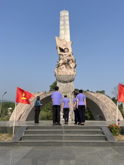 “Hành trình tìm về địa chỉ đỏ” tại Tượng đài chiến thắng Thượng Đức của Chi đoàn VKSND khu vực 11
