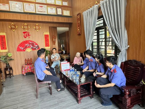 Chi Đoàn thanh niên Viện kiểm sát nhân dân khu vực 4 thăm, tặng quà mẹ Việt Nam Anh hùng