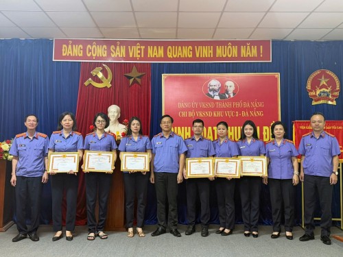 CHI BỘ VIỆN KIỂM SÁT NHÂN DÂN KHU VỰC 3- ĐÀ NẴNG TỔNG KẾT CÔNG TÁC ĐẢNG NĂM 2025, BIỂU DƯƠNG KHEN THƯỞNG ĐẢNG VIÊN HOÀN THÀNH XUẤT SẮC NHIỆM VỤ