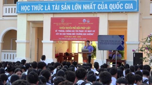 CHI ĐOÀN VKSND KHU VỰC 5 TỔ CHỨC CHƯƠNG TRÌNH TUYÊN TRUYỀN PHÁP LUẬT TẠI TRƯỜNG THPT NGUYỄN HUỆ