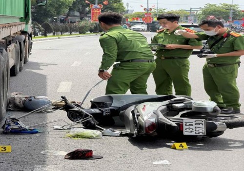 Kiểm sát viên kiểm sát khám nghiệm hiện trường vụ tai nạn giao thông làm 2 người tử vong tại phường An Khê