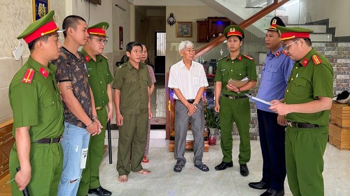 VKSND khu vực 10 – Đà Nẵng phối hợp với Cơ quan CSĐT Công an thành phố  thi hành Lệnh bắt bị can để tạm giam và Lệnh khám xét nơi ở đối với đối tượng mang dao đến quán cà phê gây mất an ninh trật tự trên địa bàn phường Điện Bàn, thành phố Đà Nẵng