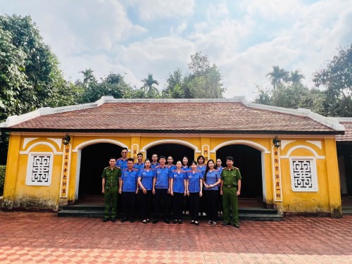 CHI BỘ VKSND KHU VỰC 7 TỔ CHỨC SINH HOẠT CHUYÊN ĐỀ TẠI NHÀ LƯU NIỆM CỤ HUỲNH THÚC KHÁNG