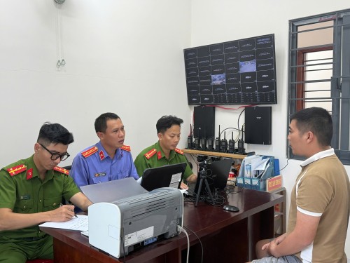 Kiểm sát viên Viện KSND khu vực 10 - Đà Nẵng phối hợp cùng Cơ quan CSĐT Công an thành phố Đà Nẵng tiến hành kiểm sát việc lấy lời khai các đói tượng thực hiện hành vi “Đánh bạc” xảy ra tại thôn An Lương, xã Duy Nghĩa, thành phố Đà Nẵng.