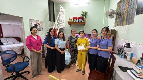 Chi đoàn VKSND khu vực 1 – Đà Nẵng mở rộng quỹ “heo đất tình thương” hỗ trợ thêm các trường hợp mắc bệnh hiểm nghèo