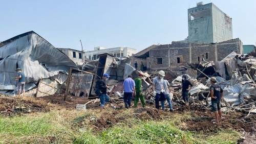 Viện kiểm sát nhân dân khu vực 10 kiểm sát việc khám nghiệm hiện trường vụ cháy xưởng sản xuất tại xã Nam Phước