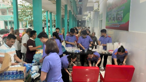 VIỆN KIỂM SÁT NHÂN DÂN KHU VỰC 10 – ĐÀ NẴNG TIẾP TỤC THỰC HIỆN CHƯƠNG TRÌNH “BÁT CHÁO TÌNH THƯƠNG” TẠI BỆNH VIỆN ĐA KHOA KHU VỰC QUẢNG NAM