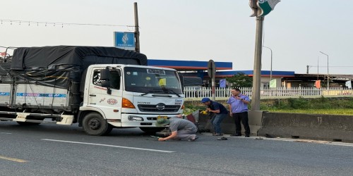 Kiểm sát viên Viện kiểm sát nhân dân khu vực  10 khám nghiệm hiện trường vụ tai nạn giao thông tại Nam Phước