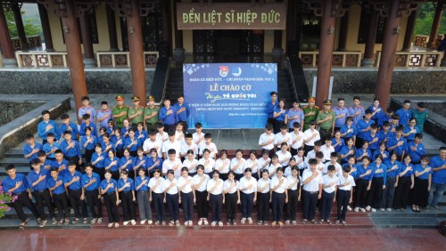 Đoàn thanh niên VKSND Khu vực 9 tổ chức lễ chào cờ, thắp nến tri ân các anh hùng liệt sĩ tại đền liệt sĩ