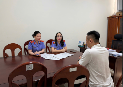 Viện trưởng Viện kiểm sát nhân dân Khu vực 2 chủ trì buổi tiếp công dân và tiếp nhận đơn tố giác tội phạm.