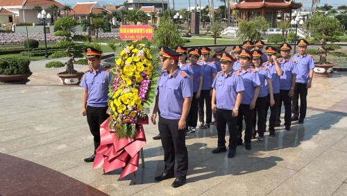CHI ĐOÀN VKSND KHU VỰC 10 TỔ CHỨC DÂNG HOA, VIẾNG HƯƠNG TẠI NGHĨA TRANG LIỆT SĨ ĐIỆN BÀN NHÂN KỶ NIỆM 51 NĂM NGÀY 30/4