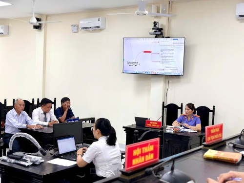 VIỆN KIỂM SÁT NHÂN DÂN KHU VỰC 10 – ĐÀ NẴNG Tổ chức phiên tòa rút kinh nghiệm vụ án “Tranh chấp yêu cầu tháo dỡ tài sản trên đất” gắn với ứng dụng công nghệ trong trình chiếu chứng cứ