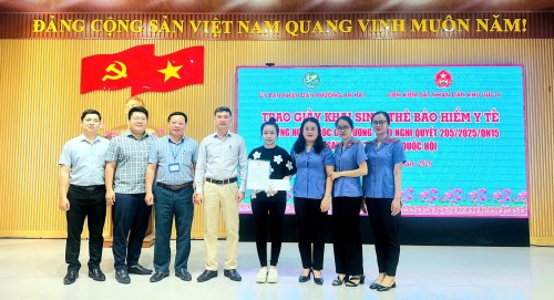 Tấm giấy khai sinh và giọt nước mắt hạnh phúc của người mẹ