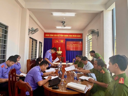 VKSND khu vực 8 - Đà Nẵng trực tiếp kiểm sát việc tiếp nhận, giải quyết nguồn tin về tội phạm tại Công an xã Trà Linh và trực tiếp kiểm sát công tác thi hành án tại cộng đồng của UBND xã Trà Linh