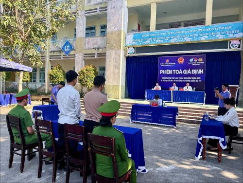 Chi đoàn VKSND khu vực 10 - Đà Nẵng đẩy mạnh tuyên truyền phòng, chống ma túy và phổ biến Nghị quyết số 205/2025/QH15 cho học sinh Trường THPT Phạm Phú Thứ