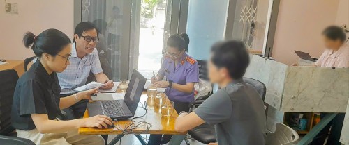 Viện kiểm sát nhân dân Khu vực 10 phối hợp Bảo hiểm xã hội cơ sở Điện Bàn, thành phố Đà Nẵng trực tiếp làm việc tại một số đơn vị sử dụng lao động chậm thực hiện đóng bảo hiểm xã hội cho người lao động