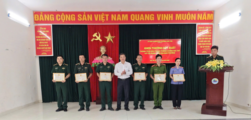 Viện kiểm sát nhân dân khu vực 2 vinh dự được Chủ tịch Uỷ ban nhân dân phường Sơn Trà, thành phố Đà Nẵng tặng Giấy khen vì đã có thành tích xuất sắc trong công tác đấu tranh phòng chống tội phạm về ma tuý trên địa bàn phường.