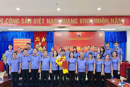 CHI BỘ VIỆN KIỂM SÁT NHÂN DÂN KHU VỰC 2 - ĐÀ NẴNG TỔ CHỨC LỄ KẾT NẠP ĐẢNG VIÊN MỚI
