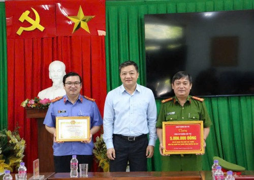 UBND phường Sơn Trà tặng Giấy khen cho VKSND khu vực 2 - Đà Nẵng