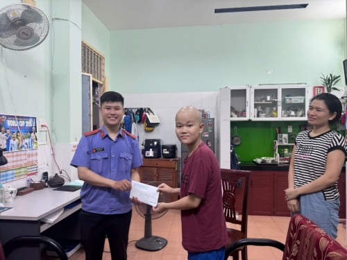 Hưởng ứng Tháng hành động vì trẻ em: Chi đoàn VKSND khu vực 1 – Đà Nẵng trao quà từ quỹ “Heo đất tình thương”