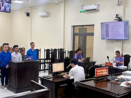 Kiểm sát viên Viện kiểm sát nhân dân khu vực 10 thực hành quyền công tố bằng trình chiếu chứng cứ tại phiên tòa hình sự