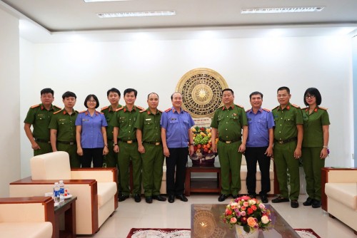 VKSND Đà Nẵng đón tiếp các đoàn đến thăm, chúc mừng nhân kỷ niệm 66 năm Ngày thành lập ngành Kiểm sát nhân dân