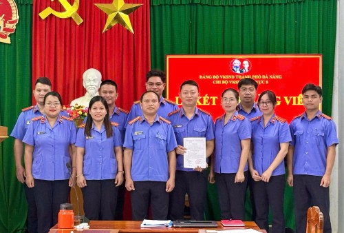 CHI BỘ VKSND KHU VỰC 8 - ĐÀ NẴNG TỔ CHỨC SINH HOẠT CHI BỘ THƯỜNG KỲ THÁNG 7 VÀ KẾT HỢP TỔ CHỨC LỄ KẾT NẠP ĐẢNG VIÊN MỚI