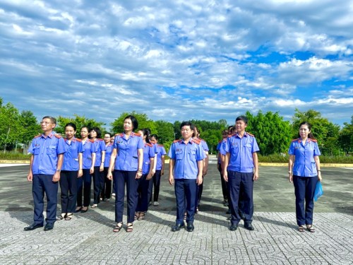 VIỆN KIỂM SÁT NHÂN DÂN KHU VỰC 7 - ĐÀ NẴNG THÀNH KÍNH DÂNG HƯƠNG TRI ÂN CÁ ANH HÙNG LIỆT SĨ - KHẮC GHI  TRUYỀN THỐNG “UỐNG NƯỚC NHỚ NGUỒN”