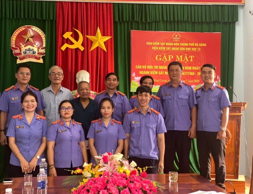 Viện KSND khu vực 12 - Đà Nẵng tổ chức buổi gặp mặt các cán bộ hưu trí qua các thời kỳ nhân kỷ niệm 66 năm ngày thành lập ngành Kiểm sát nhân dân.